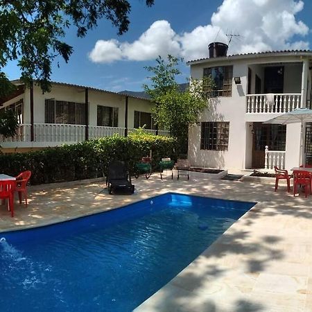Casa Familiar Y De Descanso Villa Lorenza - Apulo Cund. エクステリア 写真