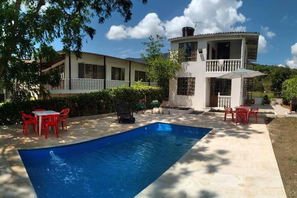 Casa Familiar Y De Descanso Villa Lorenza - Apulo Cund. エクステリア 写真