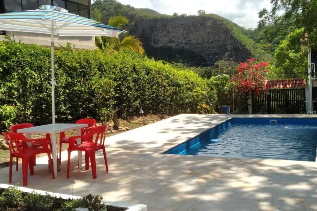 Casa Familiar Y De Descanso Villa Lorenza - Apulo Cund. エクステリア 写真