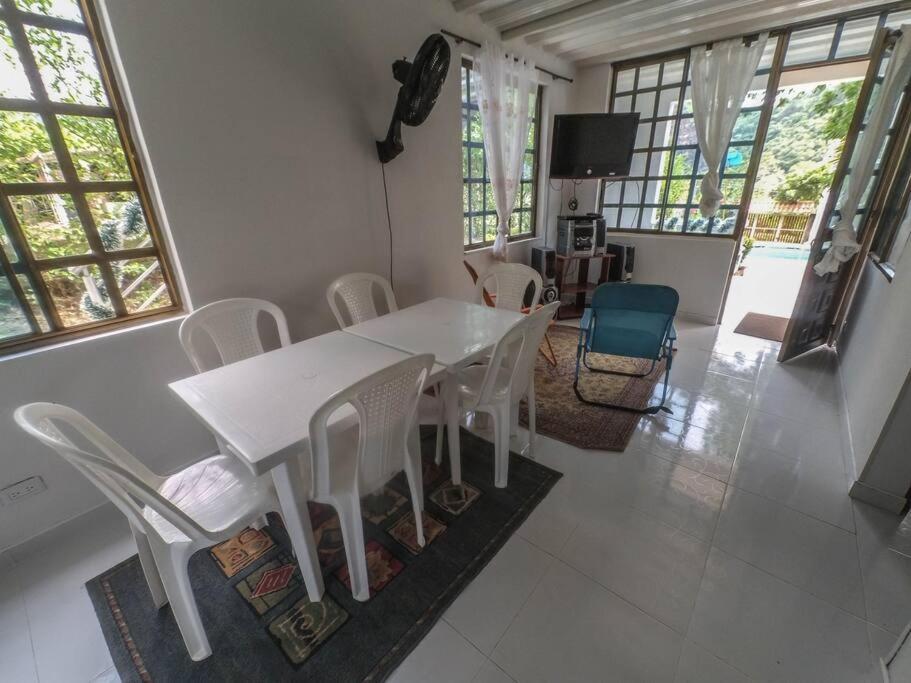 Casa Familiar Y De Descanso Villa Lorenza - Apulo Cund. エクステリア 写真